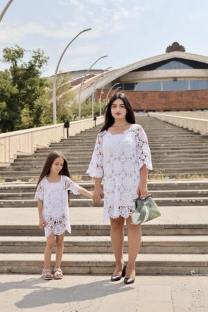 Zomerjurk Moeder dochter van 80 %  Cotton 20% Italiaanse viscose - Witte Moeder M/L Dochter 3/4 jaar