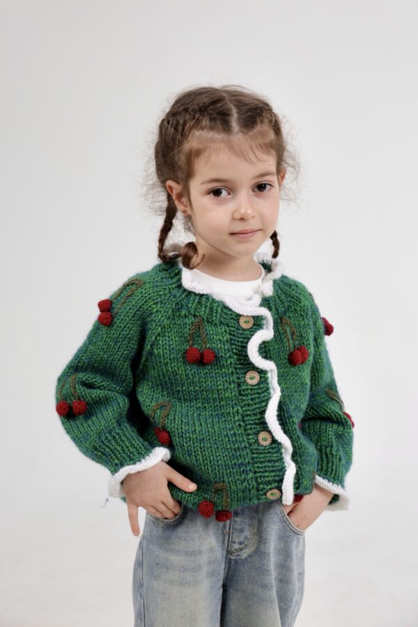 Kinderen cardigan  Kersen 80% wol  en 20% pa - Grone( 4-5 jaar)
