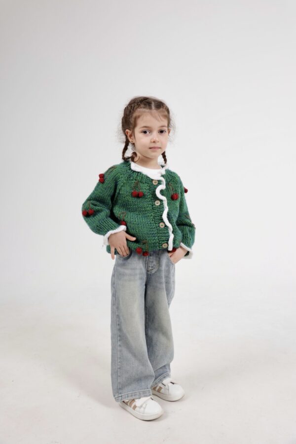 Kinderen cardigan  Kersen 80% wol  en 20% pa - Grone( 4-5 jaar)