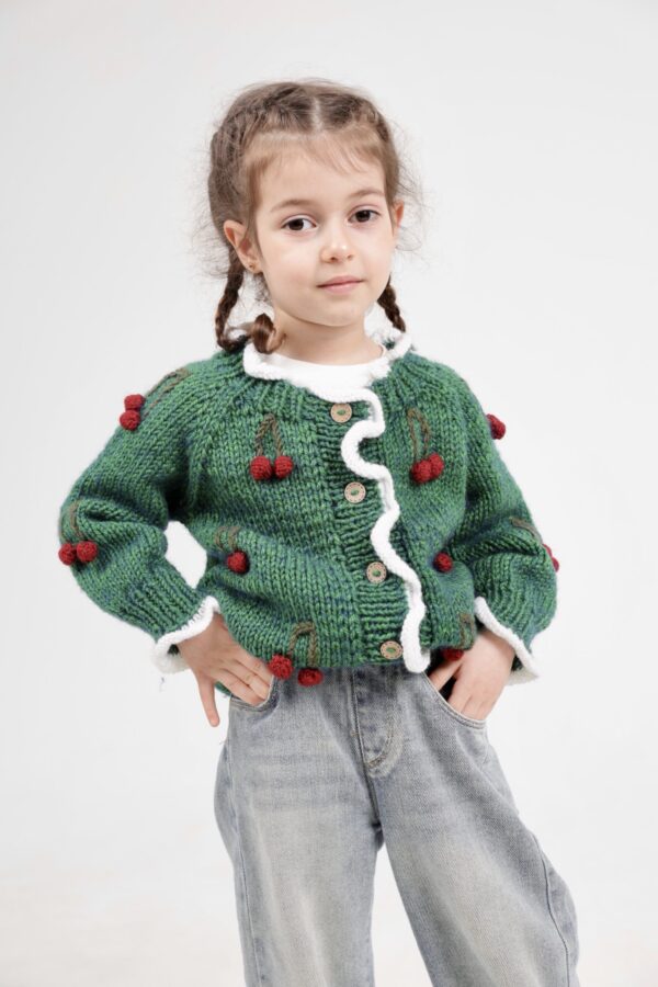 Kinderen cardigan  Kersen 80% wol  en 20% pa - Grone( 4-5 jaar)