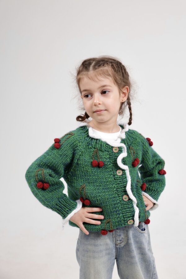 Kinderen cardigan  Kersen 80% wol  en 20% pa - Grone( 4-5 jaar)
