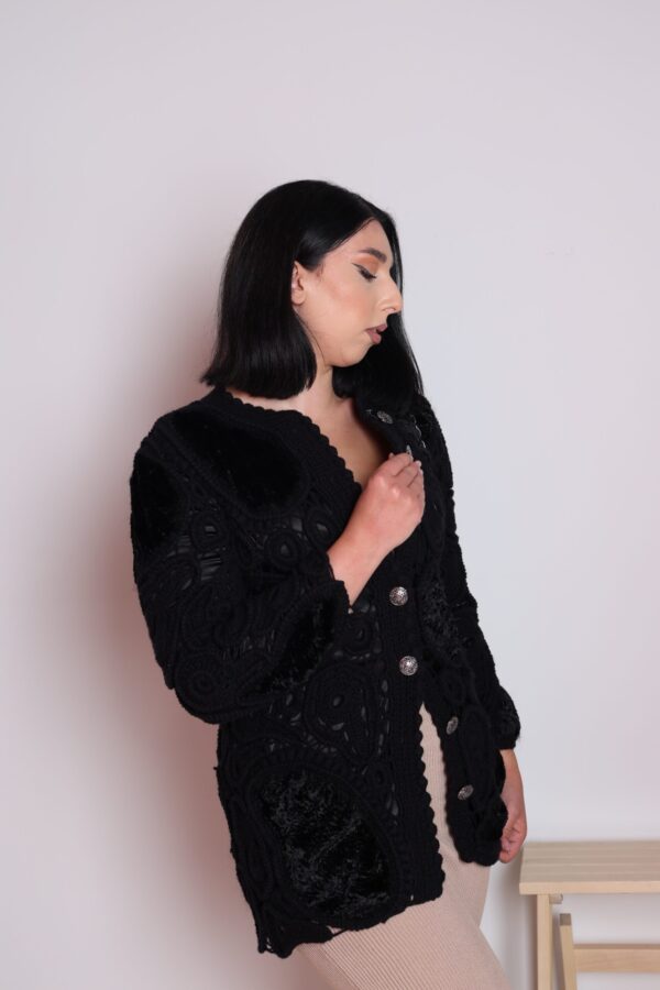 img_8685 Uniek Handgemaakt Jas Zwart Kledingstuk met Iers Kant – Gehaakt & Ambachtelijk | Made in Armenia