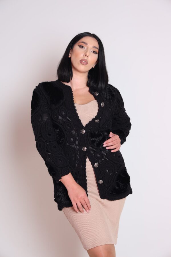 img_8688 Uniek Handgemaakt Jas Zwart Kledingstuk met Iers Kant – Gehaakt & Ambachtelijk | Made in Armenia