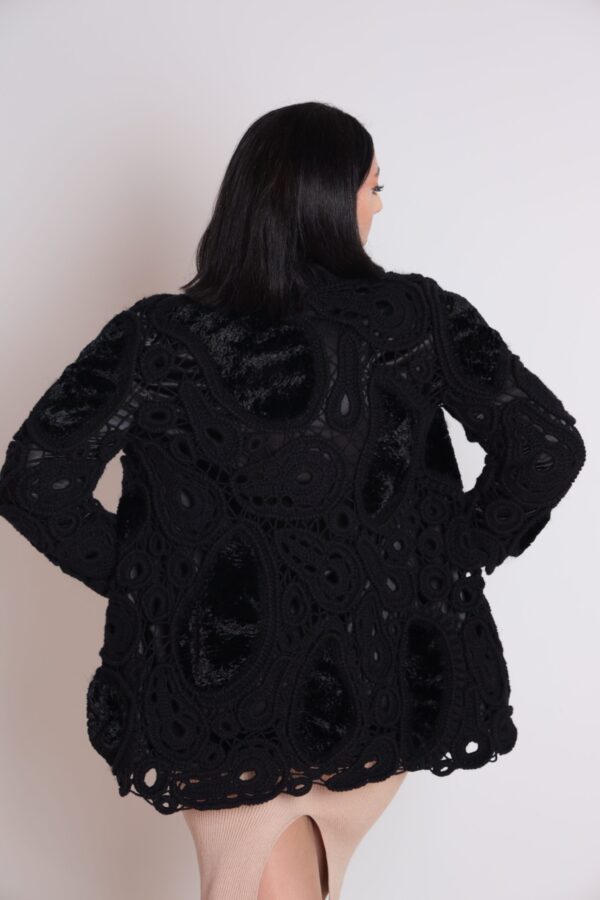 img_8690 Uniek Handgemaakt Jas Zwart Kledingstuk met Iers Kant – Gehaakt & Ambachtelijk | Made in Armenia