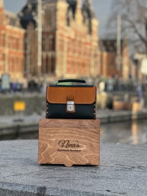 Exclusief   Unieke Leer  Tas met Natuurlijke  walnoten hout en Armeense bergen bloemen (Handmade)