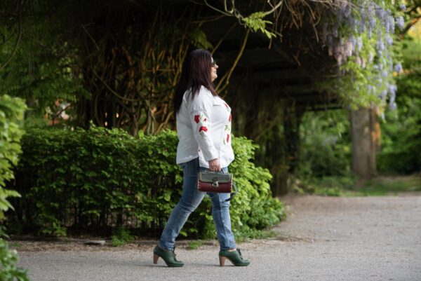 Unieke Tas Handmade van Leer Walnoten hout en Bergen Bloemen