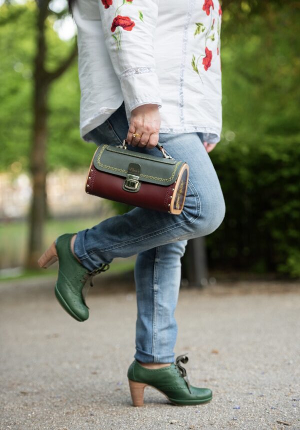 Unieke Tas Handmade van Leer Walnoten hout en Bergen Bloemen