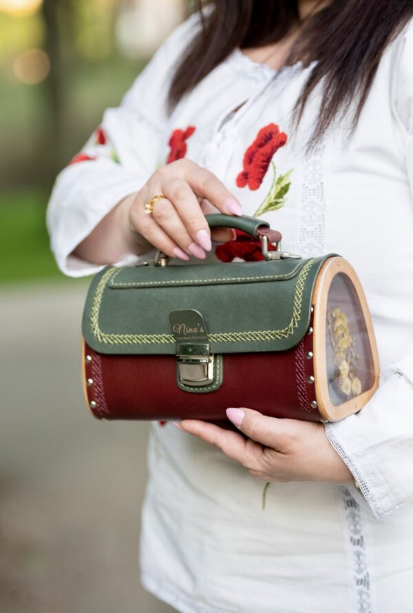 Unieke Tas Handmade van Leer Walnoten hout en Bergen Bloemen
