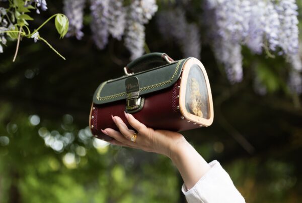 Unieke Tas Handmade van Leer Walnoten hout en Bergen Bloemen
