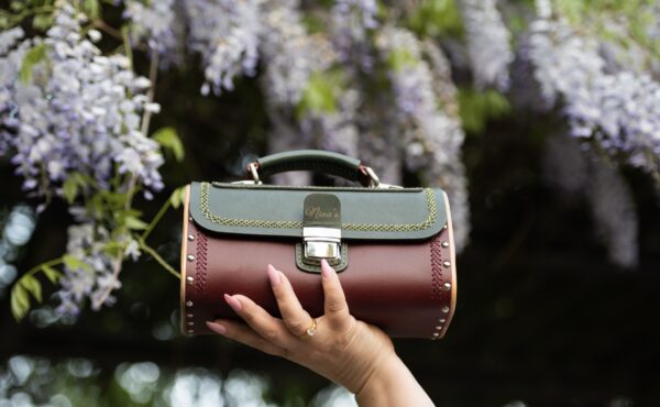 Unieke Tas Handmade van Leer Walnoten hout en Bergen Bloemen