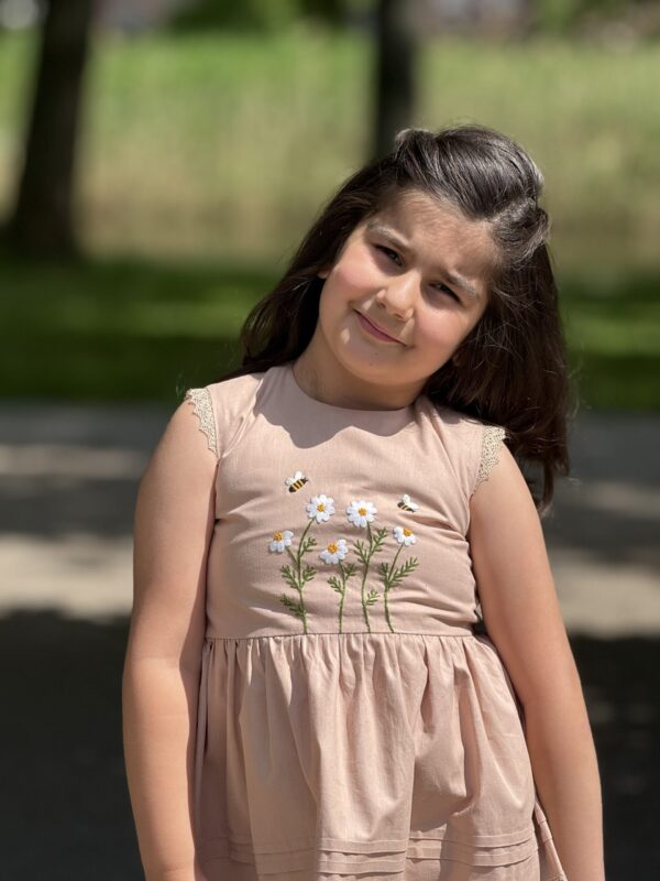 Kinderjurk met Borduurwerk 
Katoen  (4 -5 jaar) Handmade