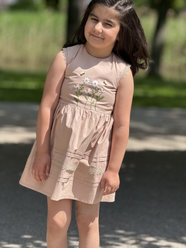 Kinderjurk met Borduurwerk 
Katoen  (4 -5 jaar) Handmade