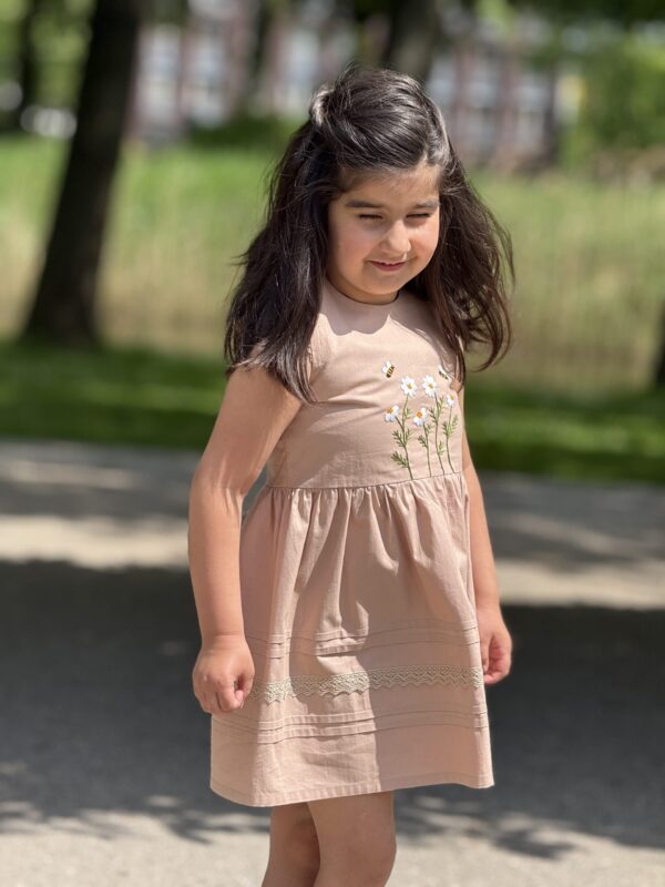 Kinderjurk met Borduurwerk 
Katoen  (4 -5 jaar) Handmade