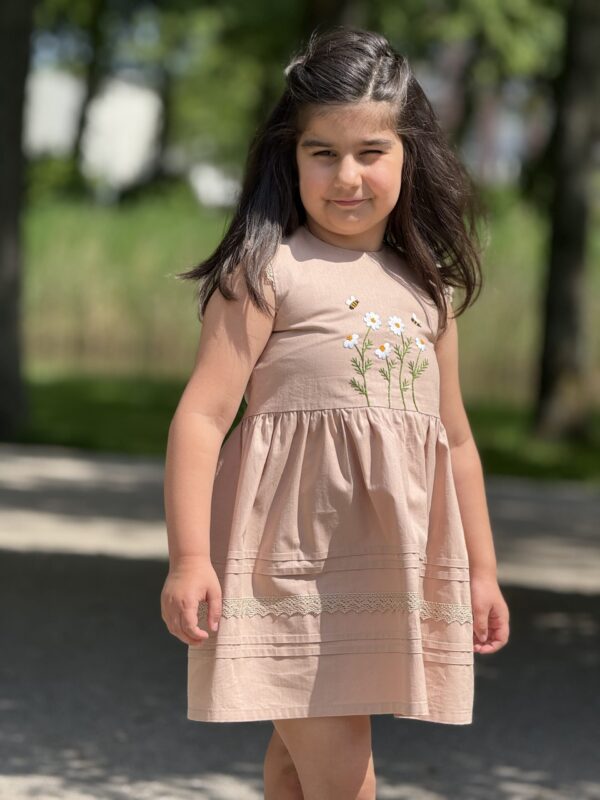 Kinderjurk met Borduurwerk 
Katoen  (4 -5 jaar) Handmade