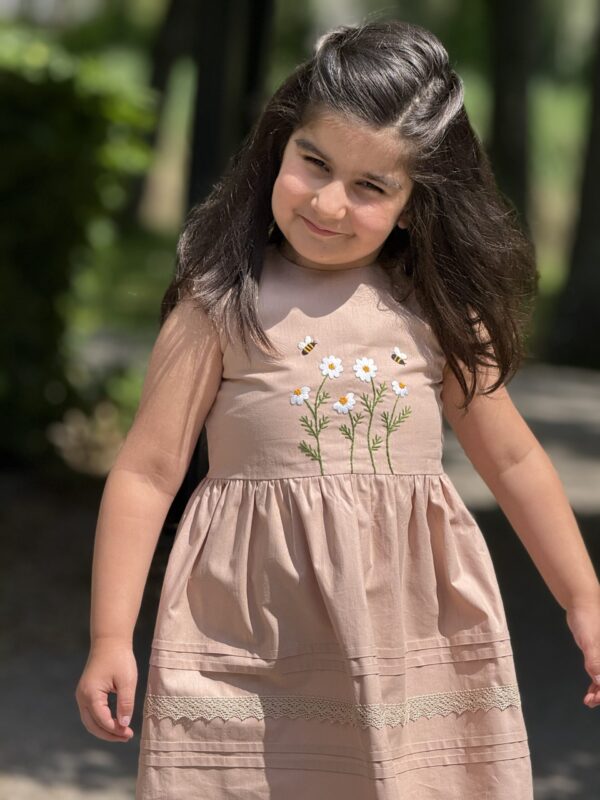 Kinderjurk met Borduurwerk 
Katoen  (4 -5 jaar) Handmade