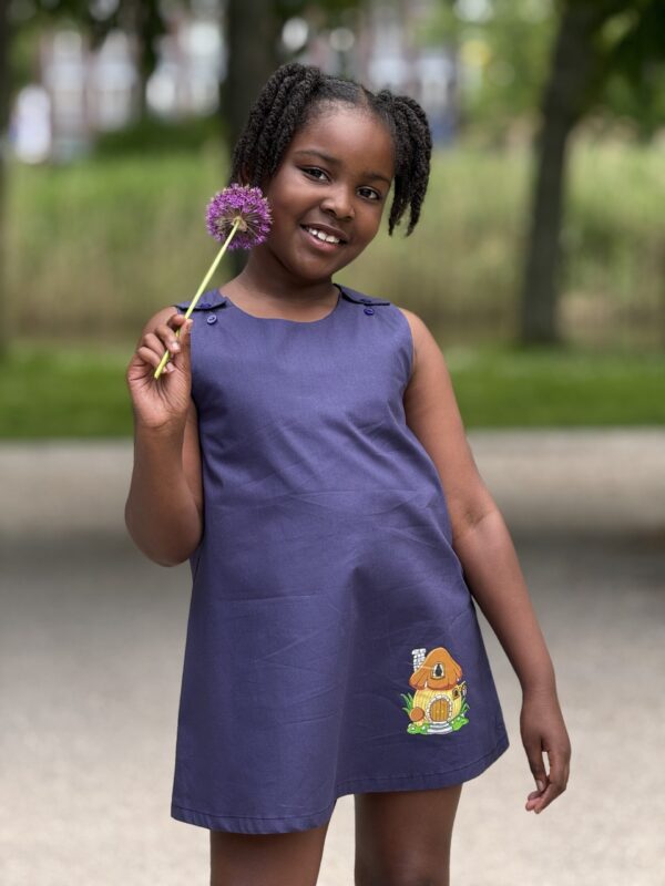 Kinderjurk met Paddestoel huis Hand geschilderd 
Katoen  (5-6jaar)