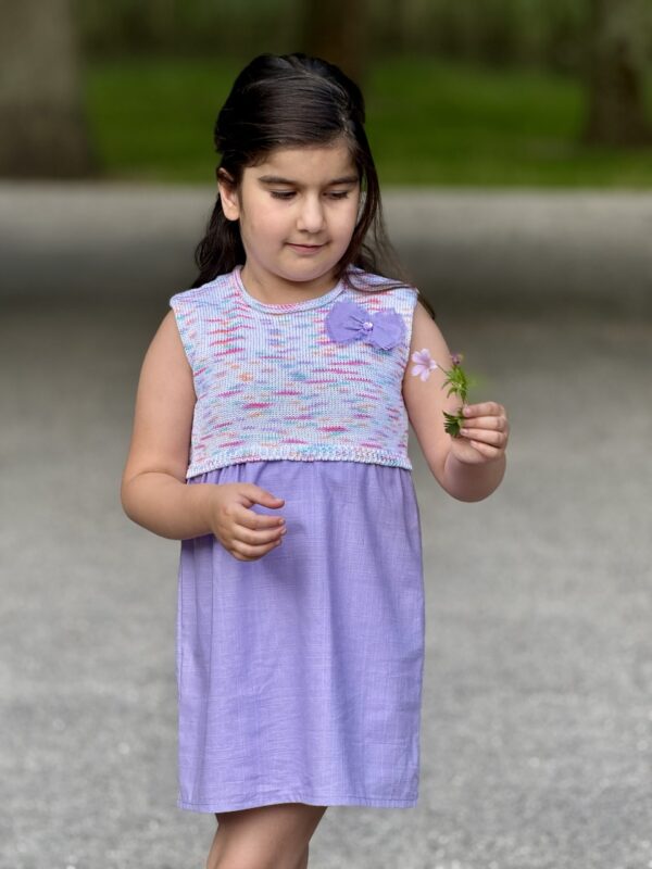 Kinderjurk met  strikje 
Katoen gebreid met linnen stof kwaliteit (4-5 jaar)