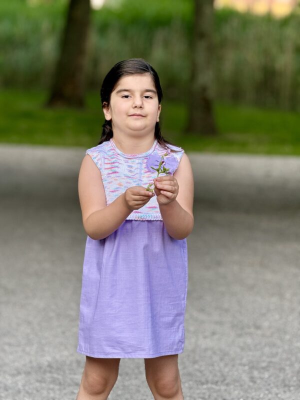 Kinderjurk met  strikje 
Katoen gebreid met linnen stof kwaliteit (4-5 jaar)