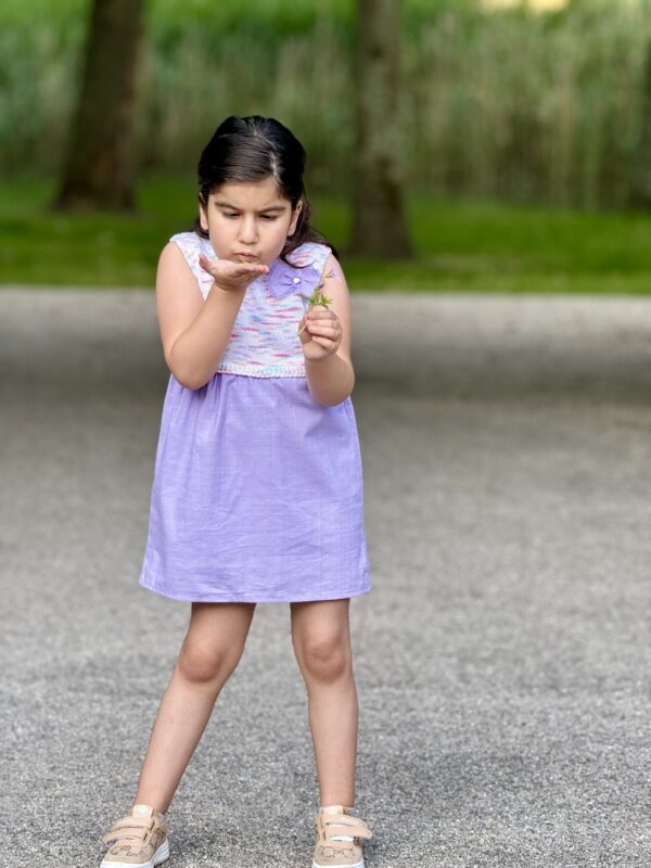 Kinderjurk met  strikje 
Katoen gebreid met linnen stof kwaliteit (4-5 jaar)