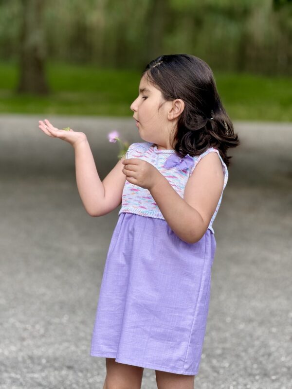 Kinderjurk met  strikje 
Katoen gebreid met linnen stof kwaliteit (4-5 jaar)