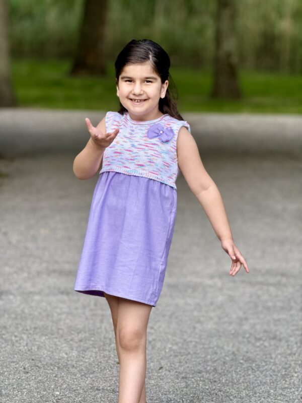 Kinderjurk met  strikje 
Katoen gebreid met linnen stof kwaliteit (4-5 jaar)