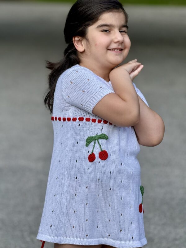 img_6798 Kinderjurk met Kersen Borduurwerk
Katoen (3-4jaar) Handmade Gebreid