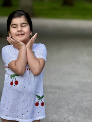 Kinderjurk met  Kersen  Borduurwerk 
Katoen  (3-4jaar) Handmade Gebreid