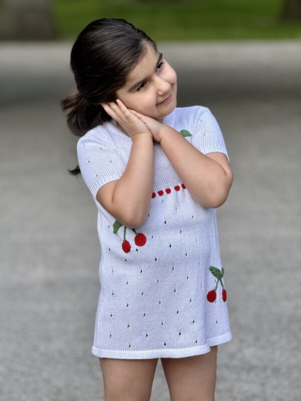 img_6800 Kinderjurk met Kersen Borduurwerk
Katoen (3-4jaar) Handmade Gebreid