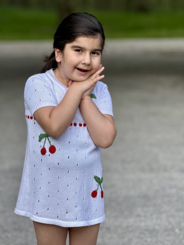 img_6801 Kinderjurk met Kersen Borduurwerk
Katoen (3-4jaar) Handmade Gebreid