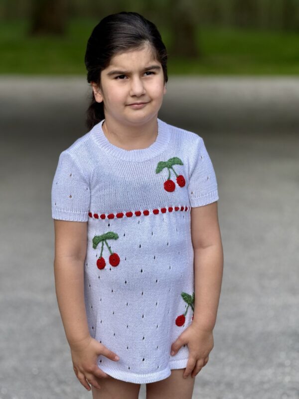 img_6802 Kinderjurk met Kersen Borduurwerk
Katoen (3-4jaar) Handmade Gebreid