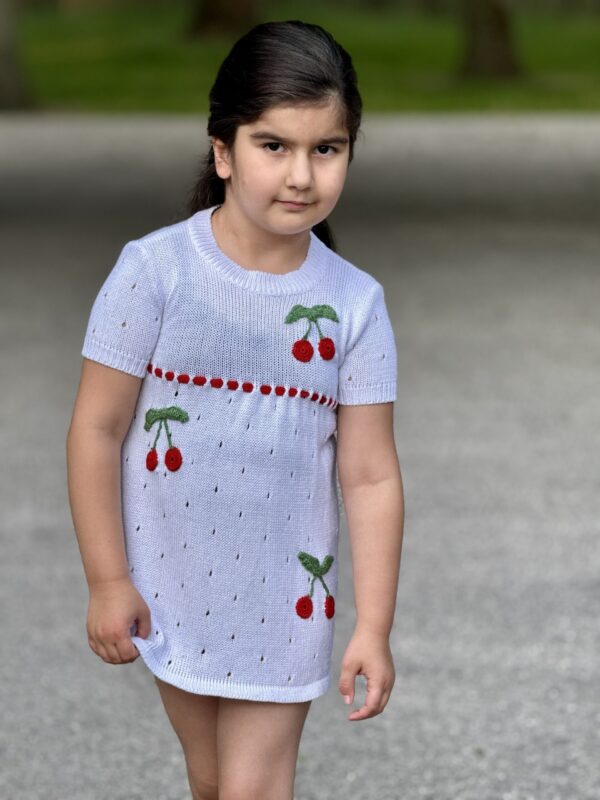 img_6803 Kinderjurk met Kersen Borduurwerk
Katoen (3-4jaar) Handmade Gebreid