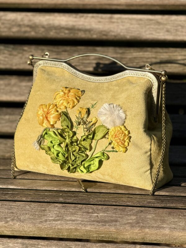 Unieke Tas met Paardenstoel Borduurwerk Duurzame Stoof Handmade 
Metalen sluiting vintage stijl
