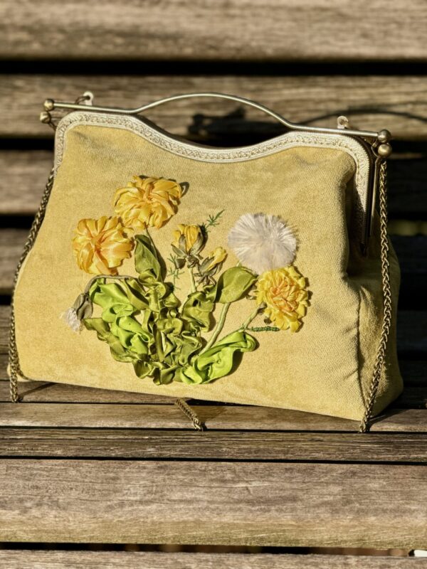 Unieke Tas met Paardenstoel Borduurwerk Duurzame Stoof Handmade 
Metalen sluiting vintage stijl
