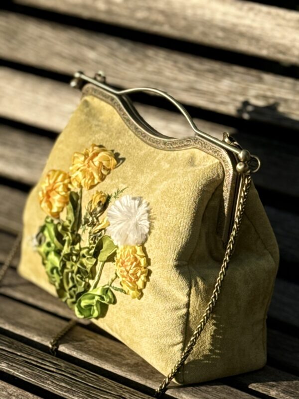 Unieke Tas met Paardenstoel Borduurwerk Duurzame Stoof Handmade 
Metalen sluiting vintage stijl