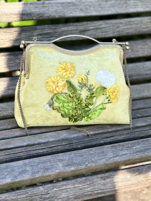 Unieke Tas met Paardenstoel Borduurwerk Duurzame Stoof Handmade 
Metalen sluiting vintage stijl