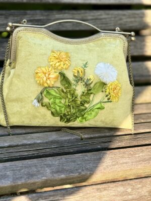 Unieke Tas met Paardenstoel Borduurwerk Duurzame Stoof Handmade 
Metalen sluiting vintage stijl