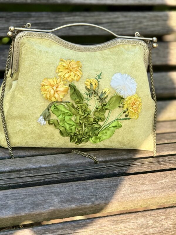 Unieke Tas met Paardenstoel Borduurwerk Duurzame Stoof Handmade 
Metalen sluiting vintage stijl