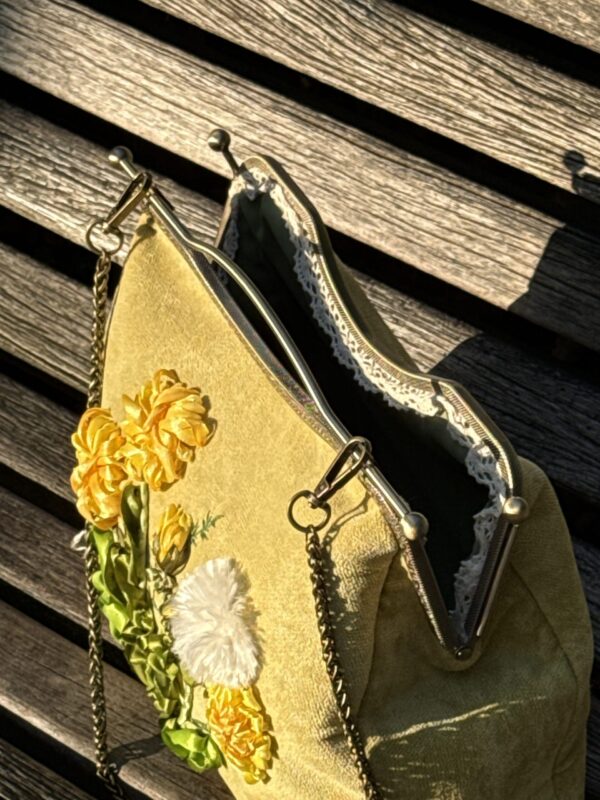 Unieke Tas met Paardenstoel Borduurwerk Duurzame Stoof Handmade 
Metalen sluiting vintage stijl