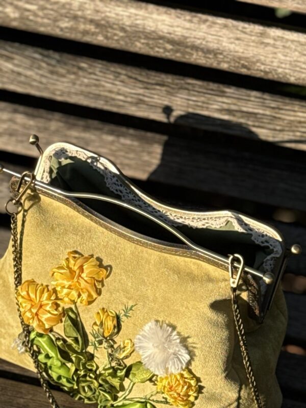 Unieke Tas met Paardenstoel Borduurwerk Duurzame Stoof Handmade 
Metalen sluiting vintage stijl