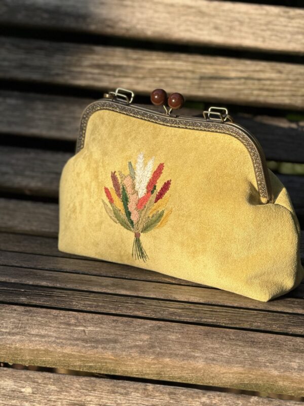 Unieke Tas met bloemen  Borduurwerk Duurzame Stoof Handmade 
Antieke Sluiting Vintage Stijl