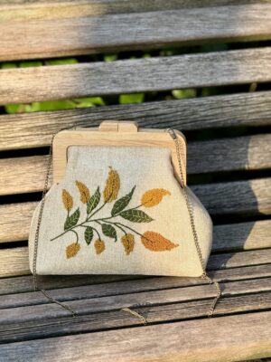 Unieke Tas met Bladeren Borduurwerk Duurzame Stoof Handmade 
Houten Sluiting  Vintage Stijl