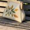 Unieke Tas met Bladeren Borduurwerk Duurzame Stoof Handmade 
Houten Sluiting  Vintage Stijl