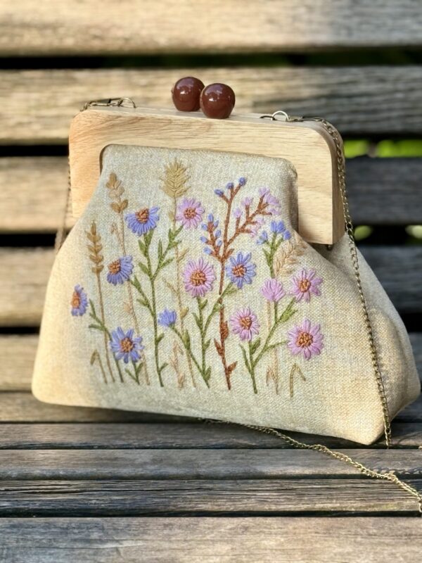 Unieke Tas met bloemen  Borduurwerk Duurzame Stoof Handmade 
Houten Sluiting
