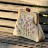 Unieke Tas met bloemen  Borduurwerk Duurzame Stoof Handmade 
Houten Sluiting