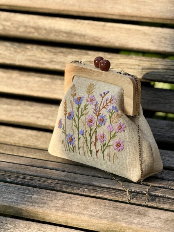 Unieke Tas met bloemen  Borduurwerk Duurzame Stoof Handmade 
Houten Sluiting