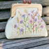 Unieke Tas met bloemen  Borduurwerk Duurzame Stoof Handmade 
Houten Sluiting