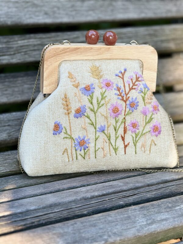 Unieke Tas met bloemen  Borduurwerk Duurzame Stoof Handmade 
Houten Sluiting