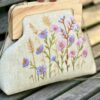 Unieke Tas met bloemen  Borduurwerk Duurzame Stoof Handmade 
Houten Sluiting