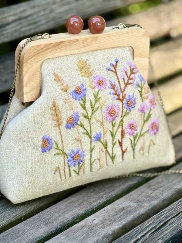Unieke Tas met bloemen  Borduurwerk Duurzame Stoof Handmade 
Houten Sluiting