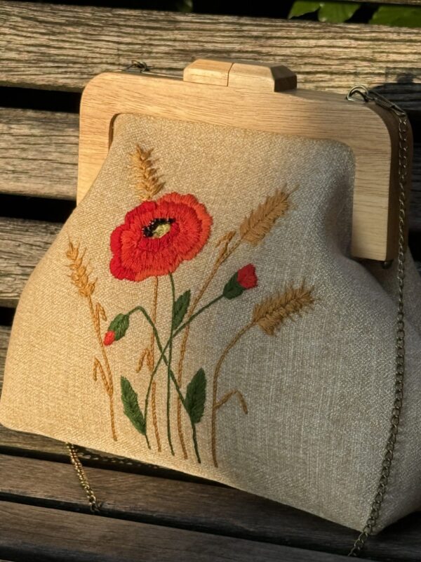 Unieke Tas met bloemen  Borduurwerk Duurzame Stoof Handmade 
Houten Sluiting